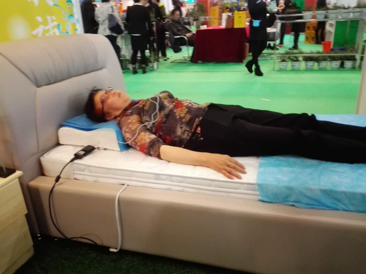 老人體驗音樂按摩床墊